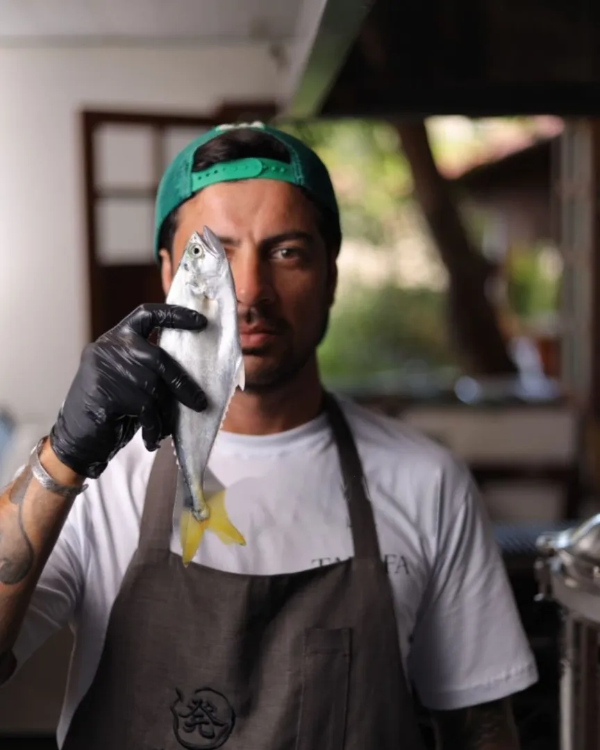 Chef Roger Lima segurando um peixe