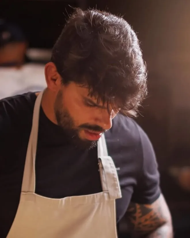 Chef Rafael Benamor finalizando um prato