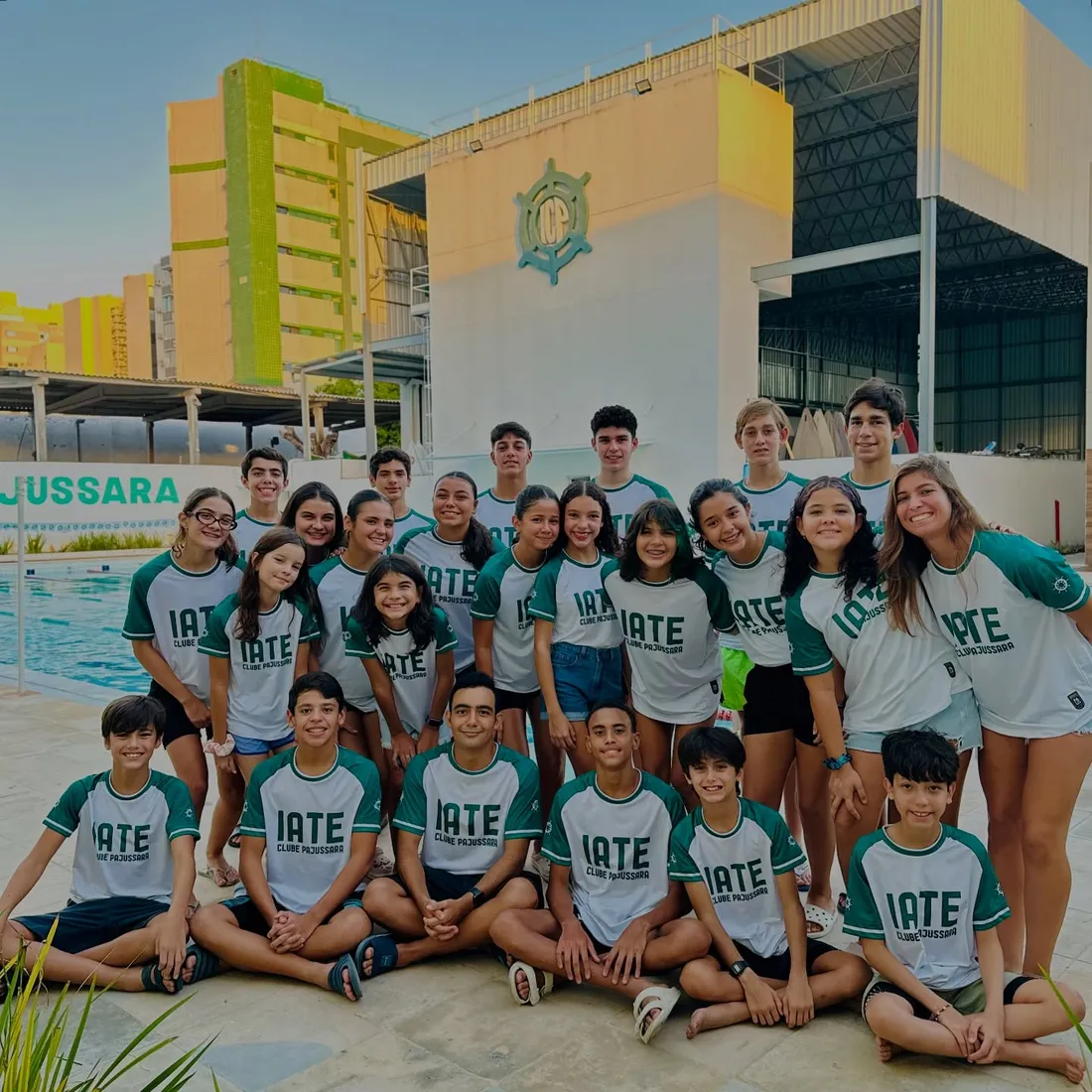 Equipe jovem do Iate Clube Pajussara na piscina do clube