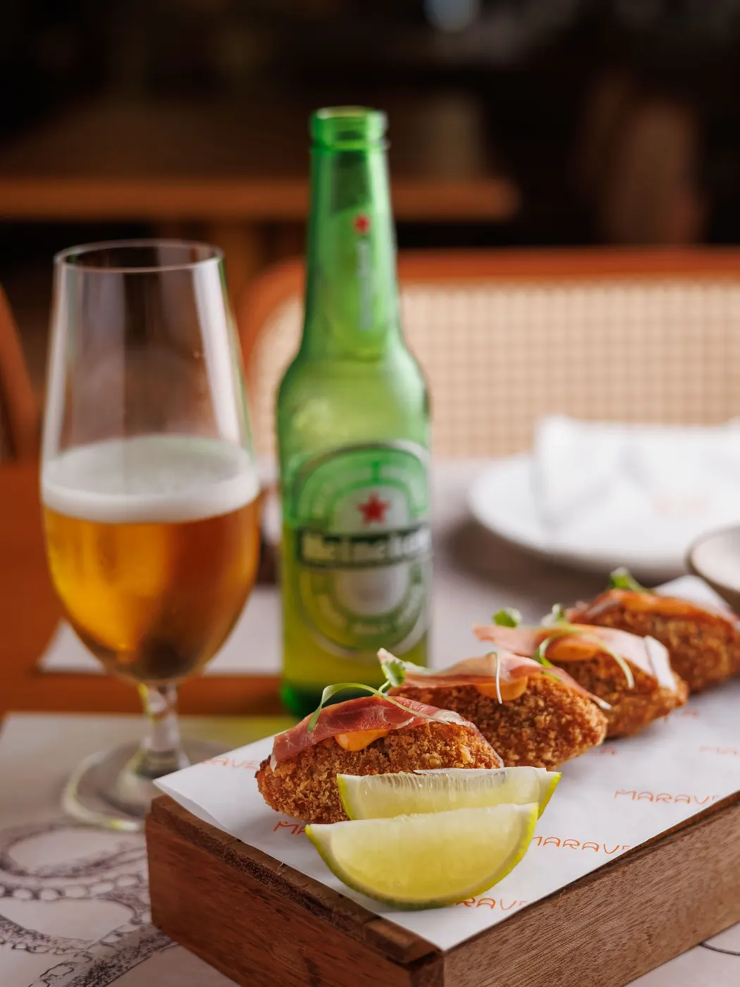Croquetas de polvo e cerveja na mesa