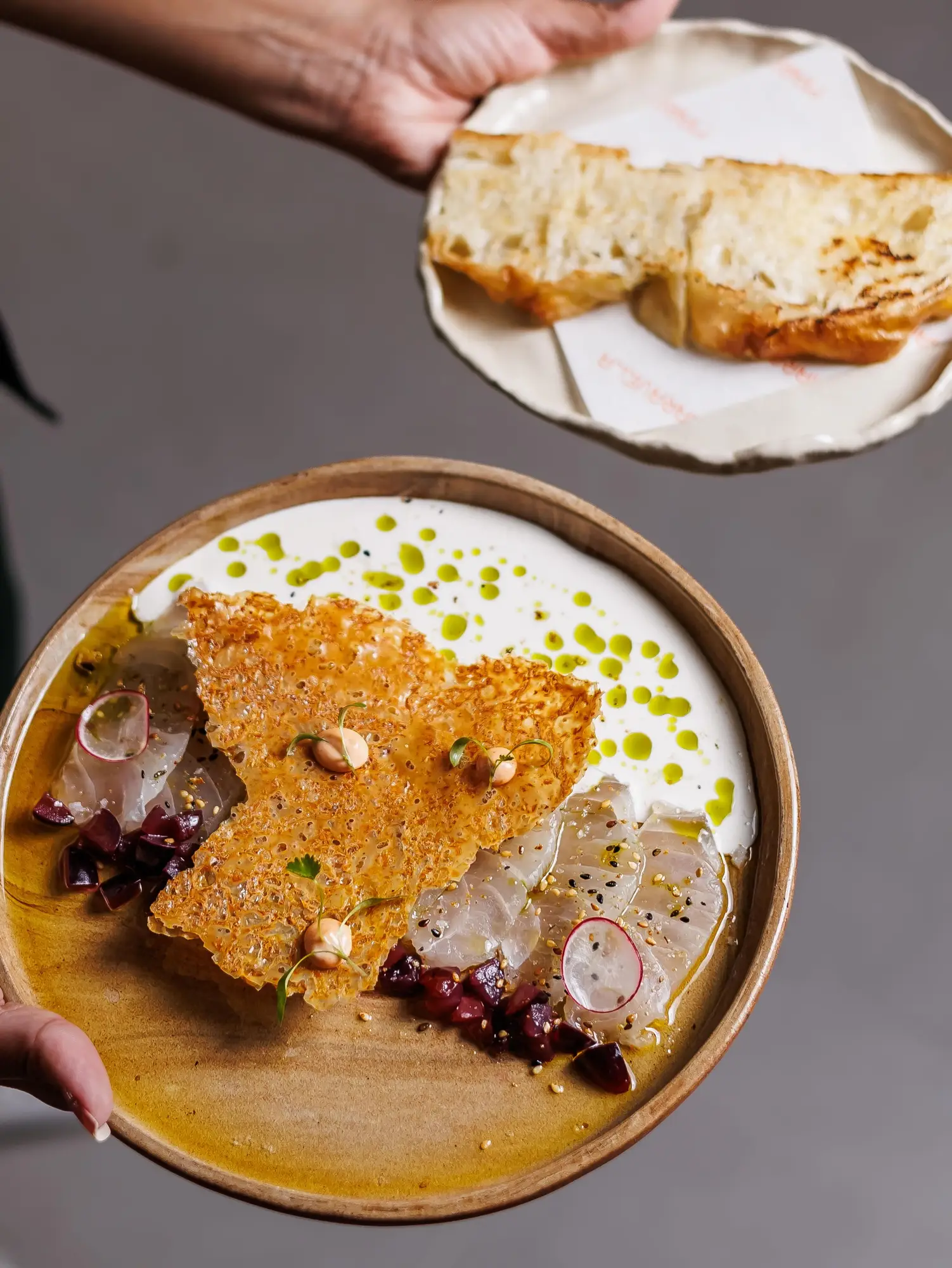 Crudo de peixe branco com crocante de milho
